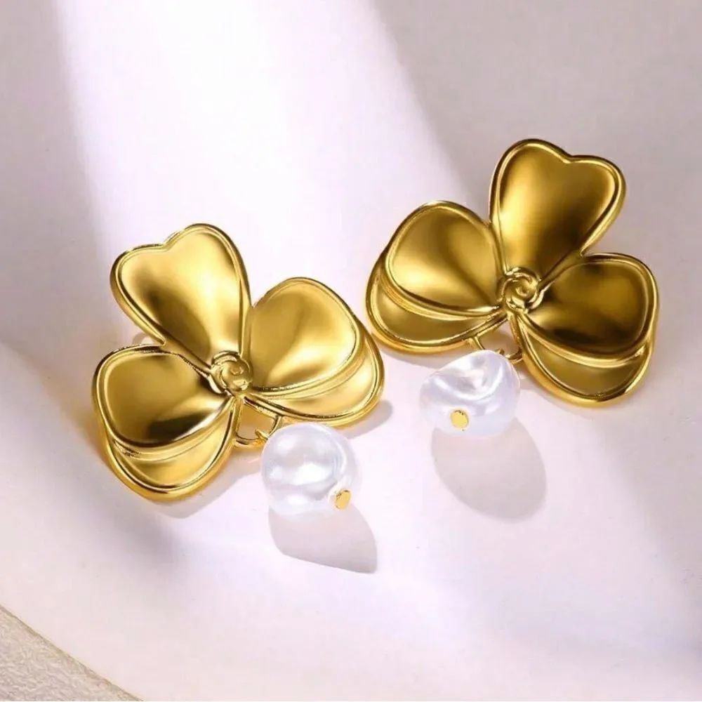 Pearl drop earrings M1060